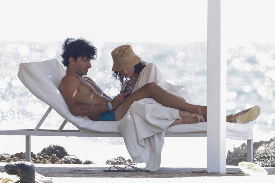 Carlos Sainz Jr y Rebecca Donaldson