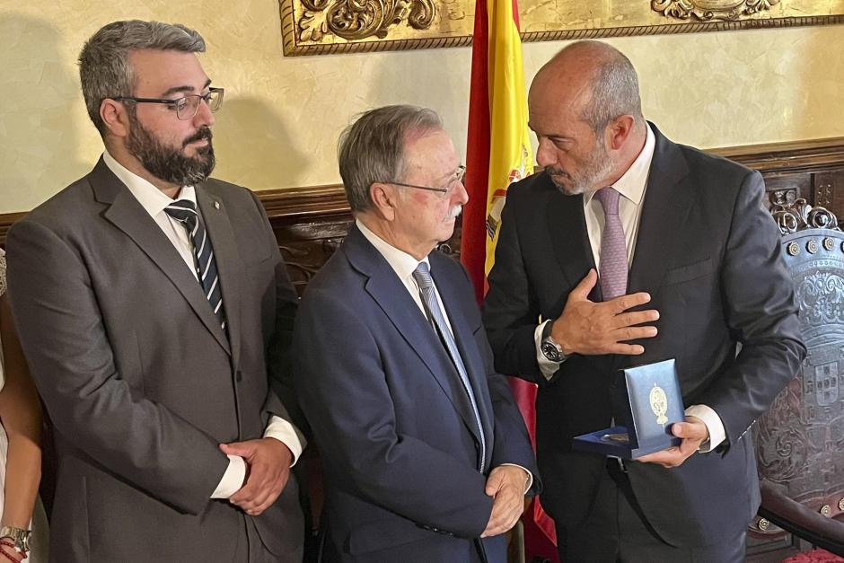 El presidente del senado, Pedro Rollán, y el presidente de la Ciudad Autónoma de Ceuta, Juan Jesús Vivas