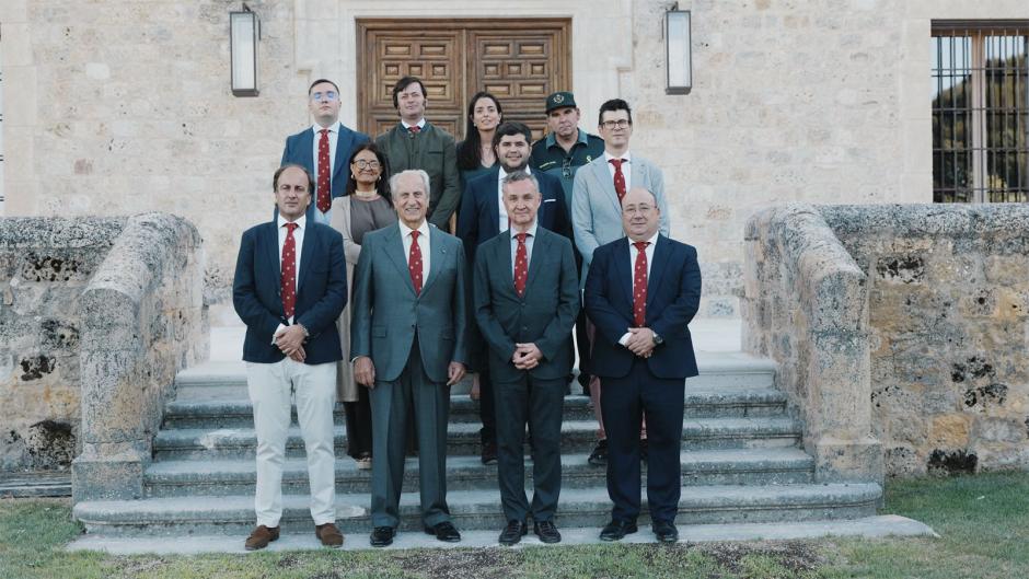 Los consejeros de Castilla y León, Aragón y Extremadura, junto con personal de su gabinete y Juan Manuel González Serna, anfitrión de esta Convención Mundial en el Monasterio de San Pelayo.