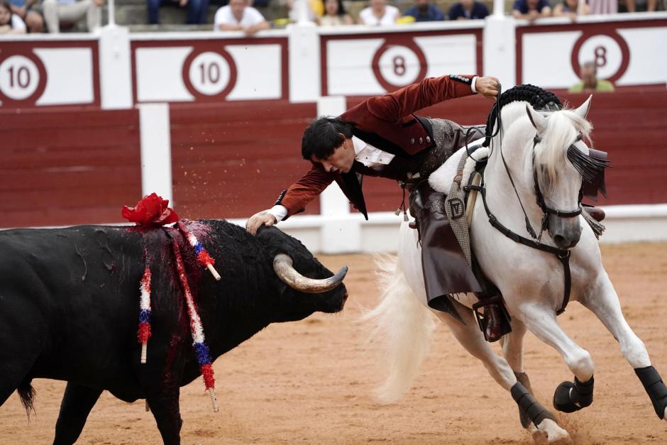 El rejoneador Diego Ventura con su primer toro en el festejo de rejones de la Feria taurina de Begoña