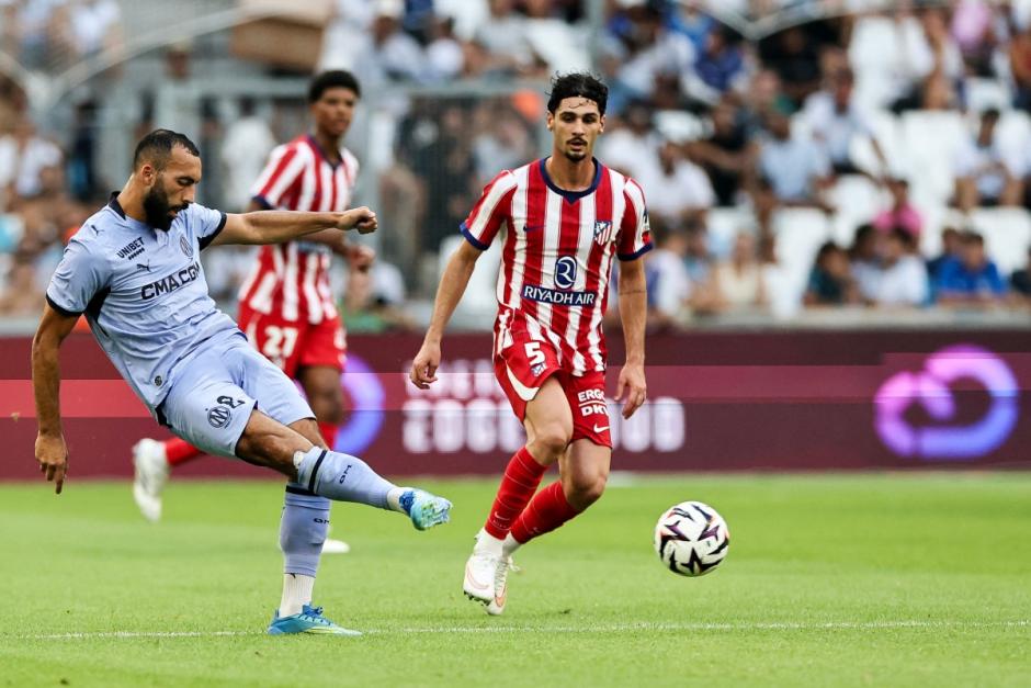 El jugador del Marsella Himad Abdelli chuta ante la defensa del Atlético