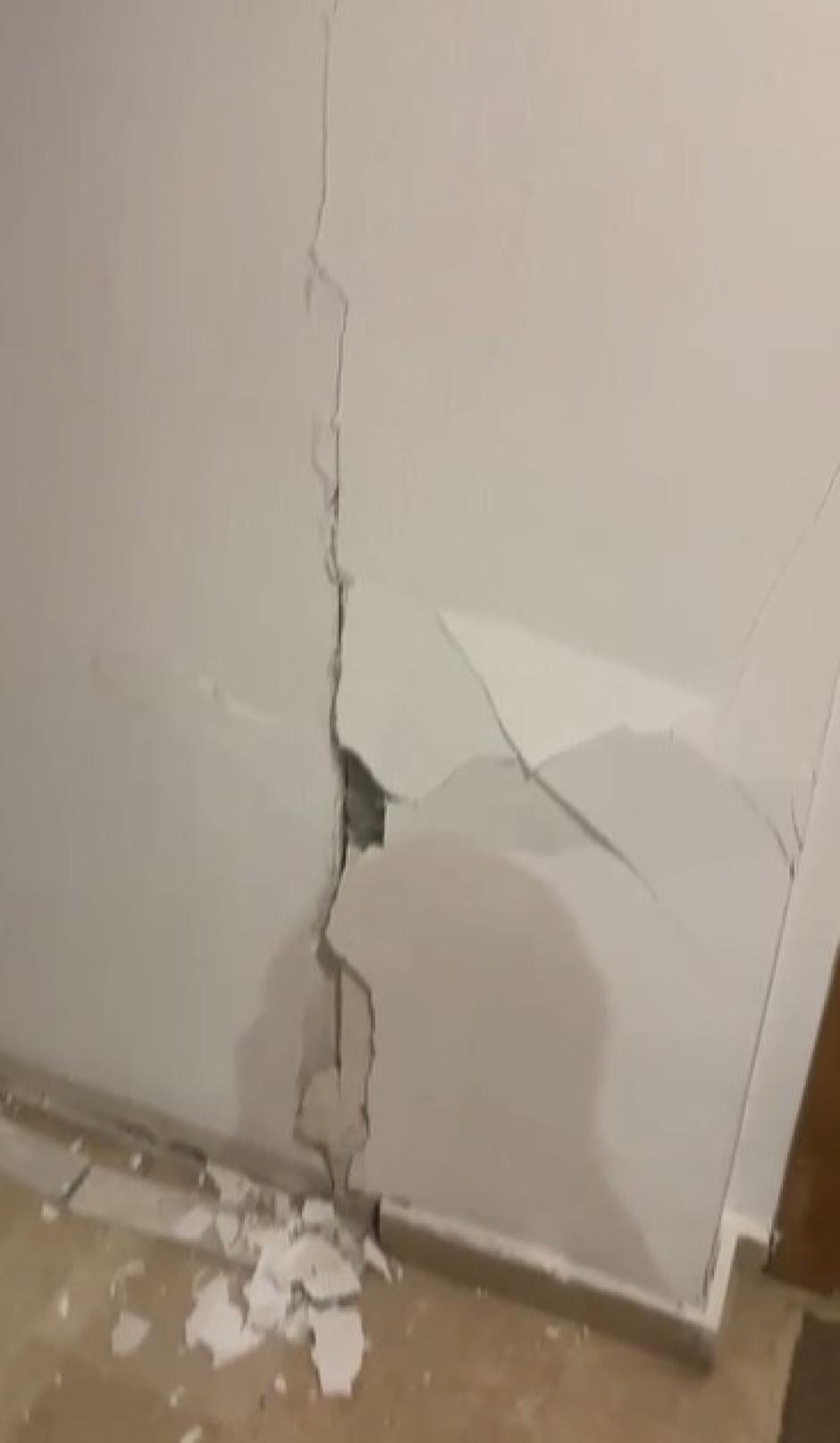 Los daños producidos por el terremoto no son solo visibles desde la calle. Este es el interior de una casa situada en la zona de Granada centro