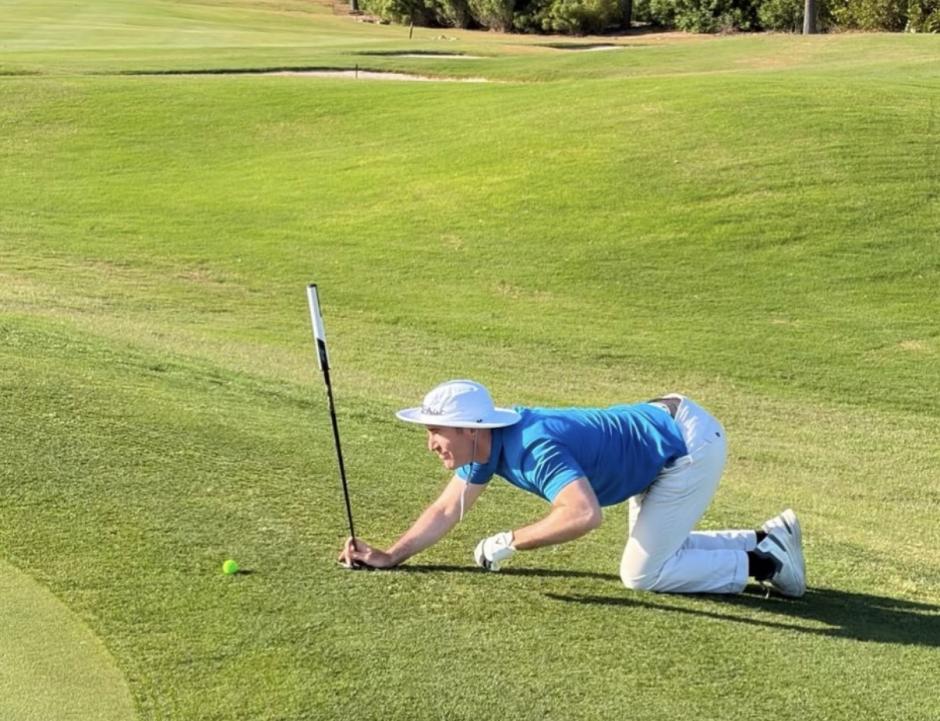 Teodoro García Egea jugando al golf