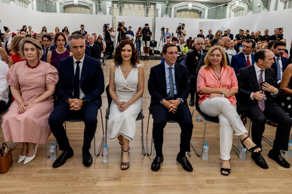 (3I-D) La presidenta de la Comunidad de Madrid, Isabel Díaz Ayuso; el alcalde de Madrid, José Luis Martínez-Almeida y la vicealcaldesa de Madrid y delegada de Seguridad y Emergencias, Inma Sanz, durante el acto de entrega de las ‘Palomas de Bronce de Bomberos de Madrid 2026’, en el Centro Cultural Casa del Reloj, a 15 de agosto de 2026, en Madrid (España). Coincidiendo con la festividad de la Virgen de la Paloma —patrona de los bomberos—, la Hermandad de la Virgen de la Paloma y el Cuerpo de Bomberos reconocen con estos galardones la labor de personas e instituciones con un compromiso excepcional hacia la ciudad y los servicios de emergencia.

Ricardo Rubio / Europa Press
15 AGOSTO 2026;PALOMAS;PREMIOS;BOMBEROS;VIRGEN DE LA PALOMA;
15/8/2026