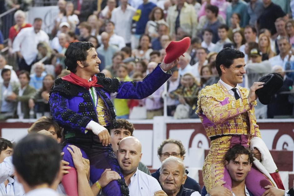 Morante de la Puebla (i) y Pablo Aguado (d) saliendo a hombros