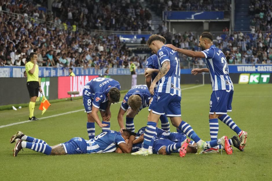 El defensa argentino del Alavés Nahuel Tenaglia celebra su gol con sus compañeros