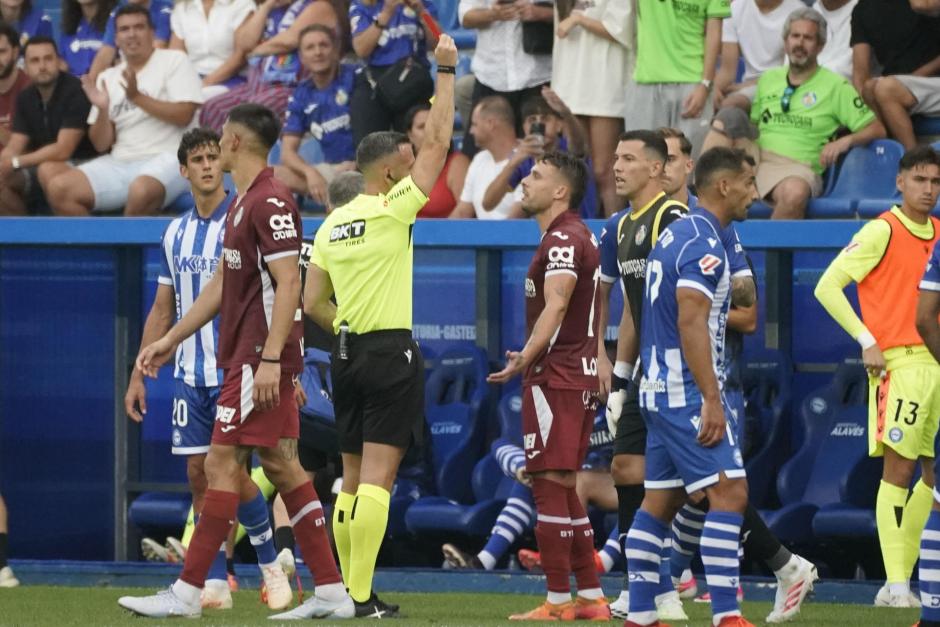 El lateral del Alavés Kiko Femenía ve una tarjeta roja