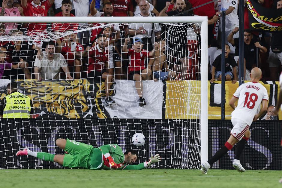 El centrocampista del Sevilla Jon Guridi (d) marca su gol de penalti