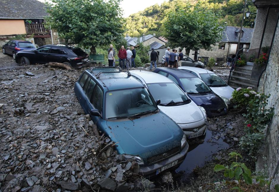 Coches enterrados tras la riada en el pueblo de Manzanedo de Valdueza, en León