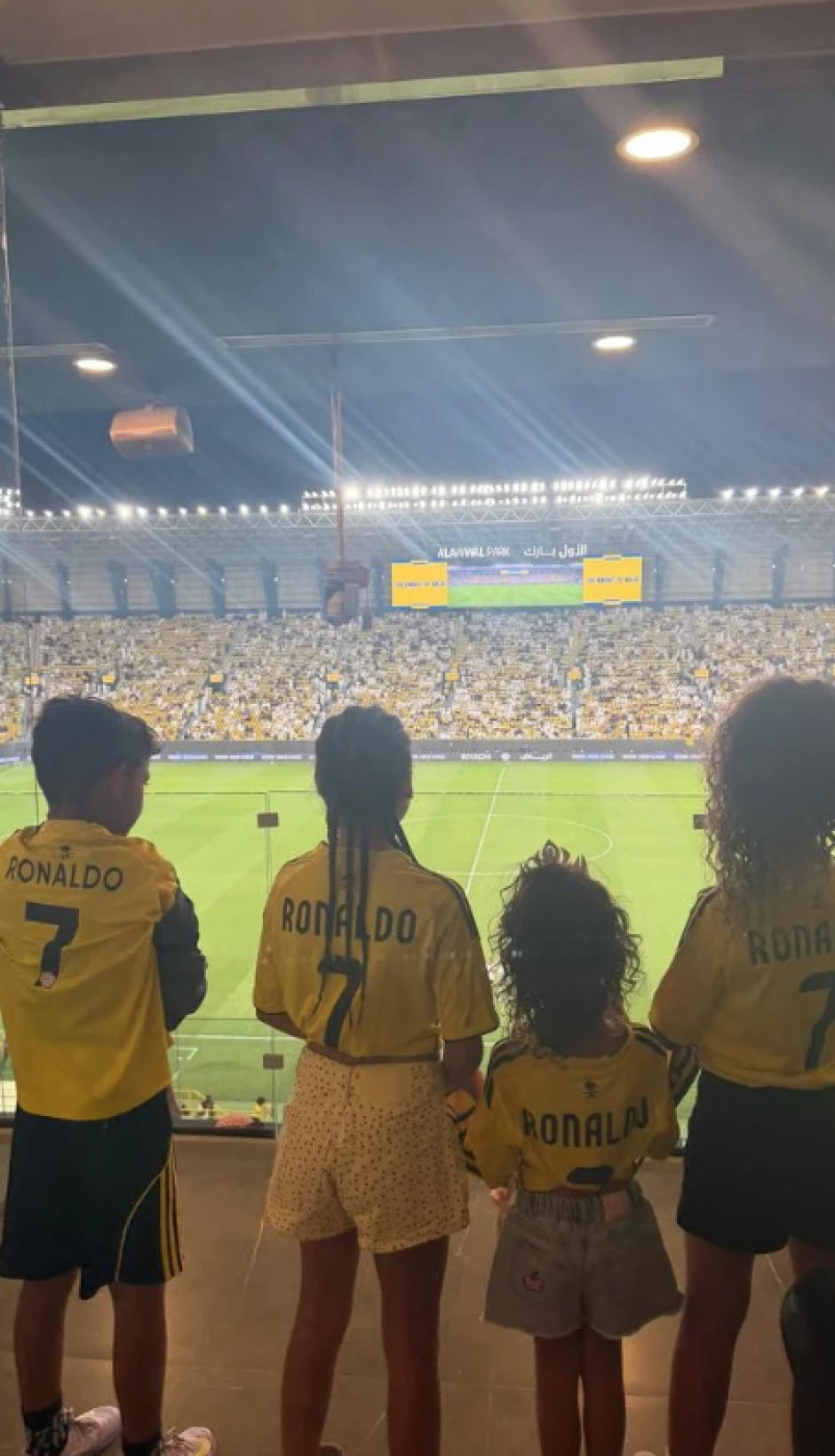 Cuatro de los cinco hijos de la pareja acudieron al palco VIP del Al-Nassr tras la boda privada de Georgina y Ronaldo