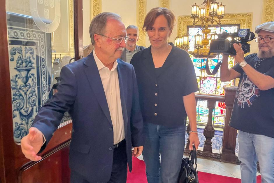El presidente de la Ciudad Autónoma de Ceuta, Juan Jesús Vivas (i), recibe a la ministra de Sanidad, Mónica García
