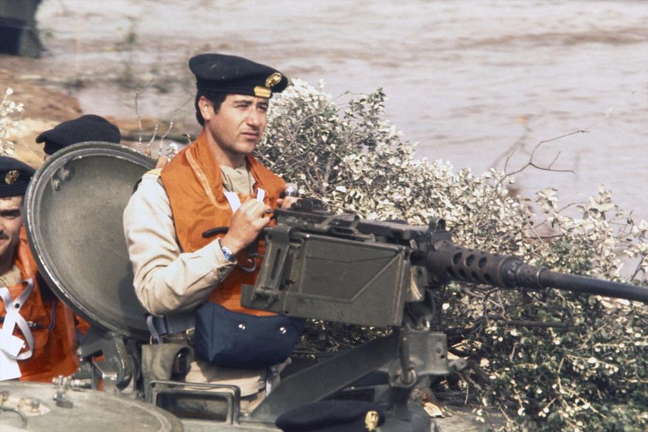 Efectivos del ejército español durante la celebración de los ejercicios tácticos de la "Operación Podenco", en 1977