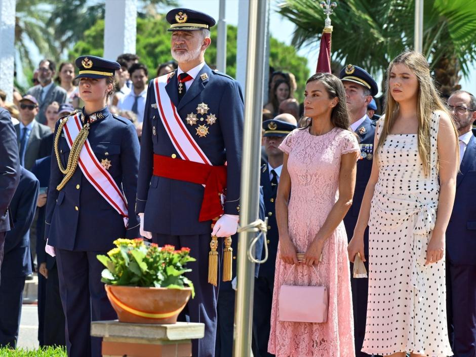 La Princesa Leonor junto a Felipe VI recibe el Real Despacho de Alférez