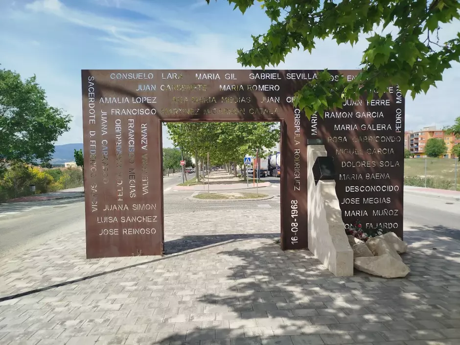 Monolito en homenaje a las víctimas de la explosión de 1968 en Ibi (Alicante)