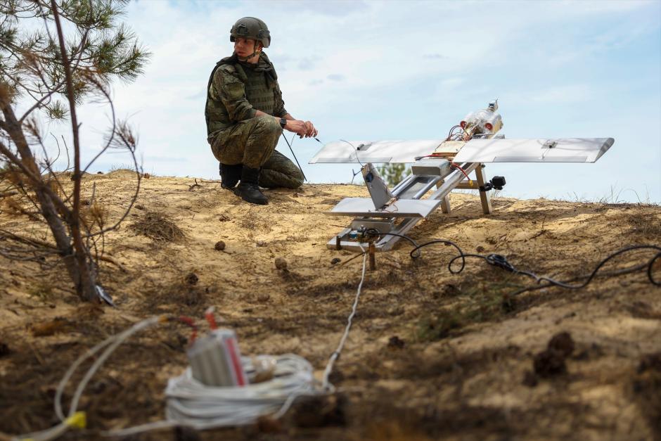 Un militar del ejército ruso durante una misión de combate con un dron de combate Molniya-2