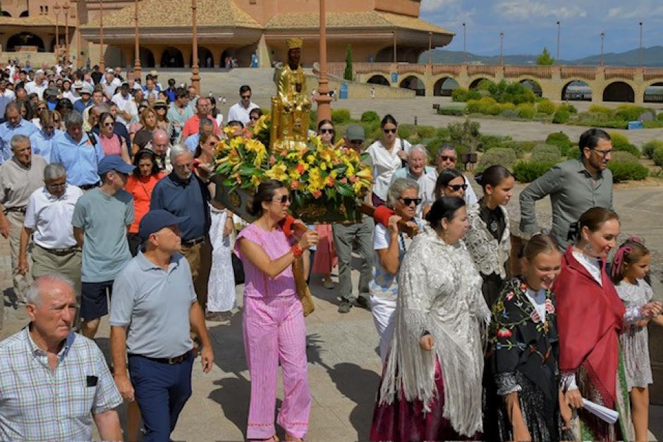 Procesión de la imagen peregrina de la Virgen hasta su ermita original