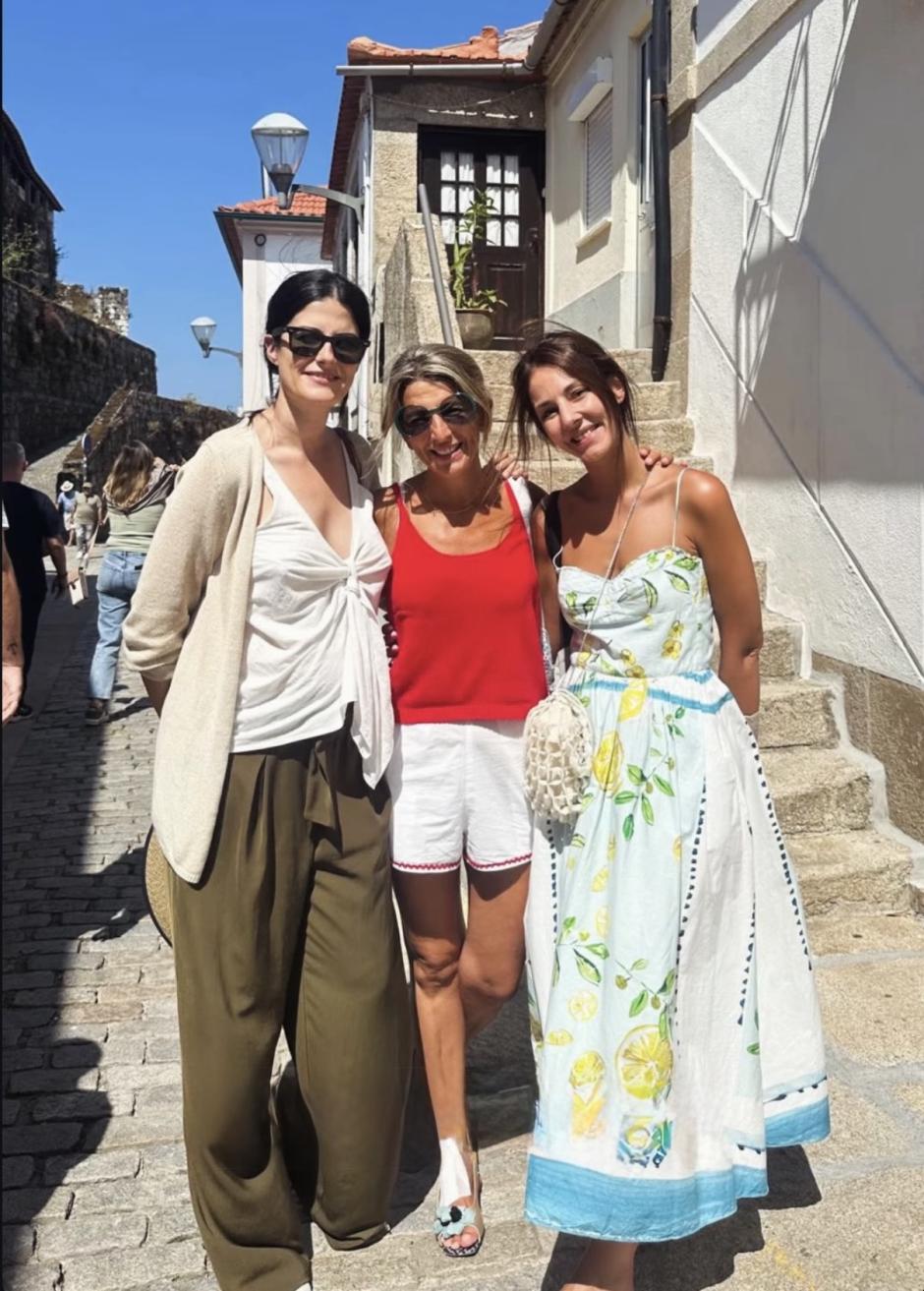 Yolanda Díaz con dos amigas en Bayona