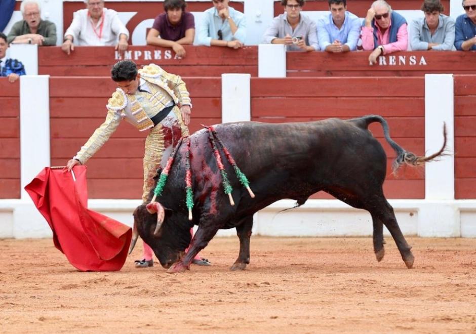 Emiliano Osornio, con el primero de su lote, este lunes en Gijón
