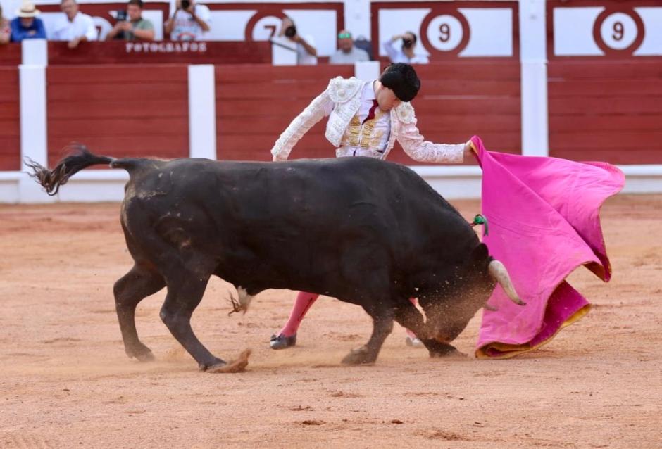 Rollón, con el capote ante el quinto de la tarde
