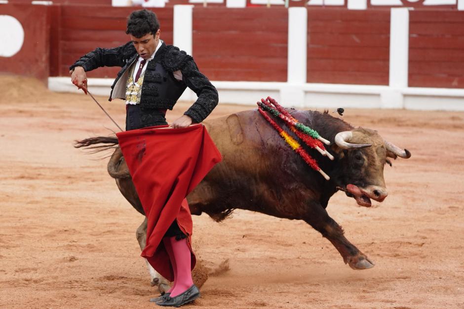 Samuel Castrejón, con su primer novillo, este lunes en el último festejo de la Feria de Begoña