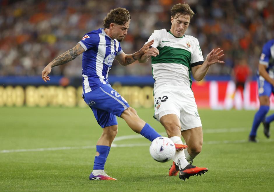 El centrocampista del Deportivo Mario Soriano (i) lucha con David Affengruber, del Elche