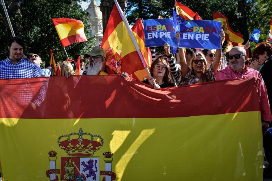 Manifestantes durante una concentración del PP contra la amnistía, en plaza de África