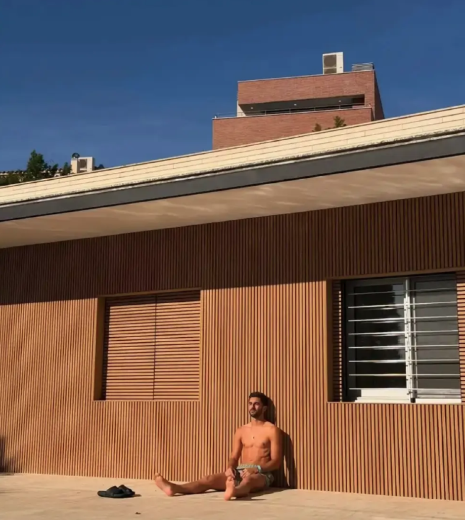 Ferran Torres tomando el sol en su antigua residencia