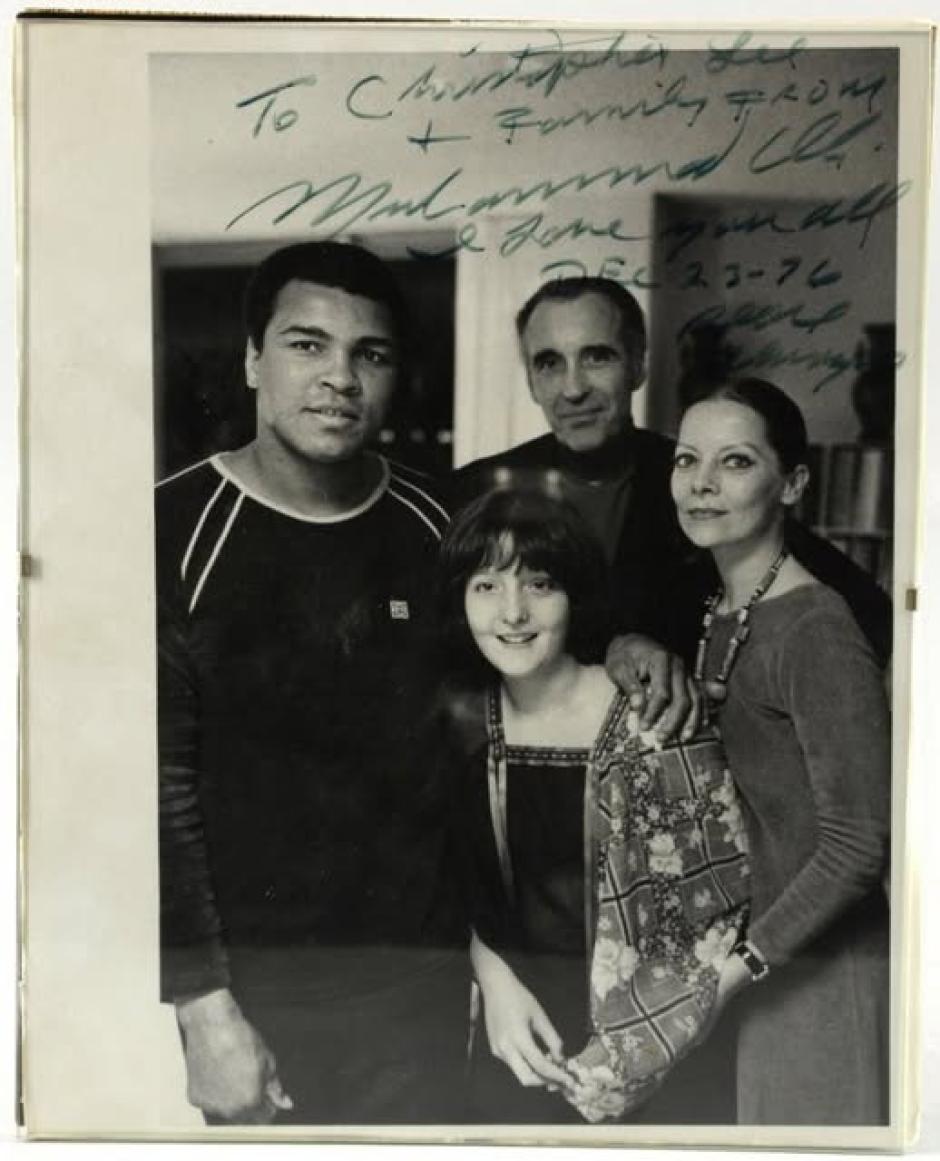 La familia de Christopher Lee, junto a a Muhammad Ali