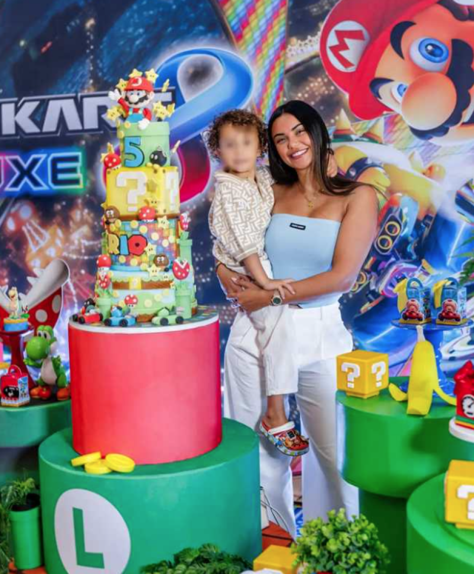 Claudia Rodríguez y su hijo Río en la celebración del cumpleaños del pequeño