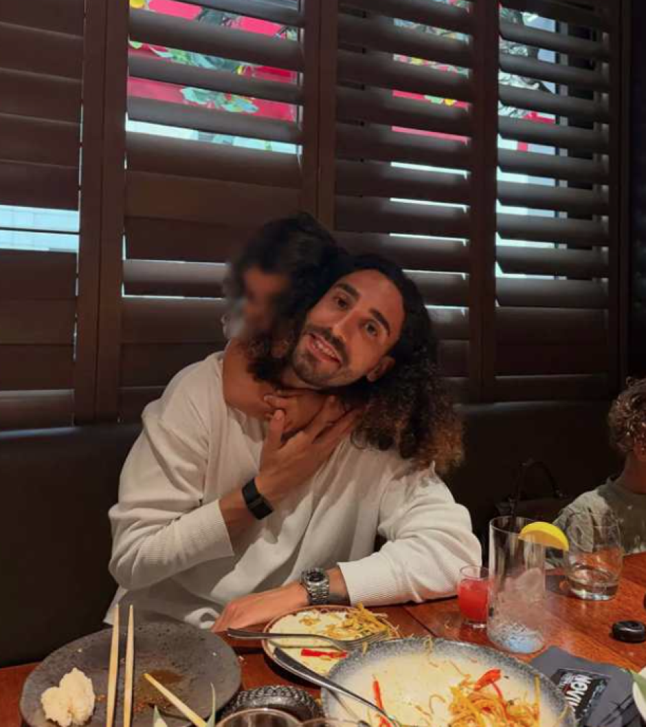 Marc Cucurella y uno de sus hijos