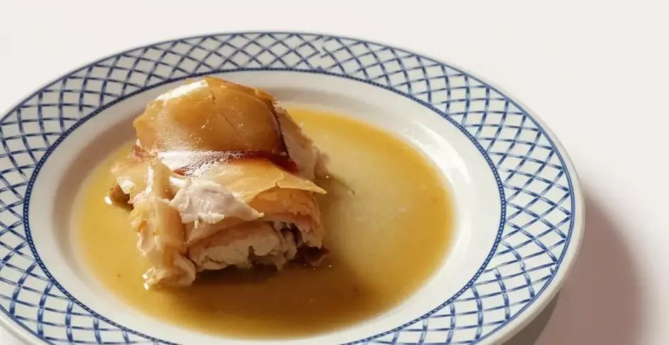 Plato servido de cochinillo segoviano