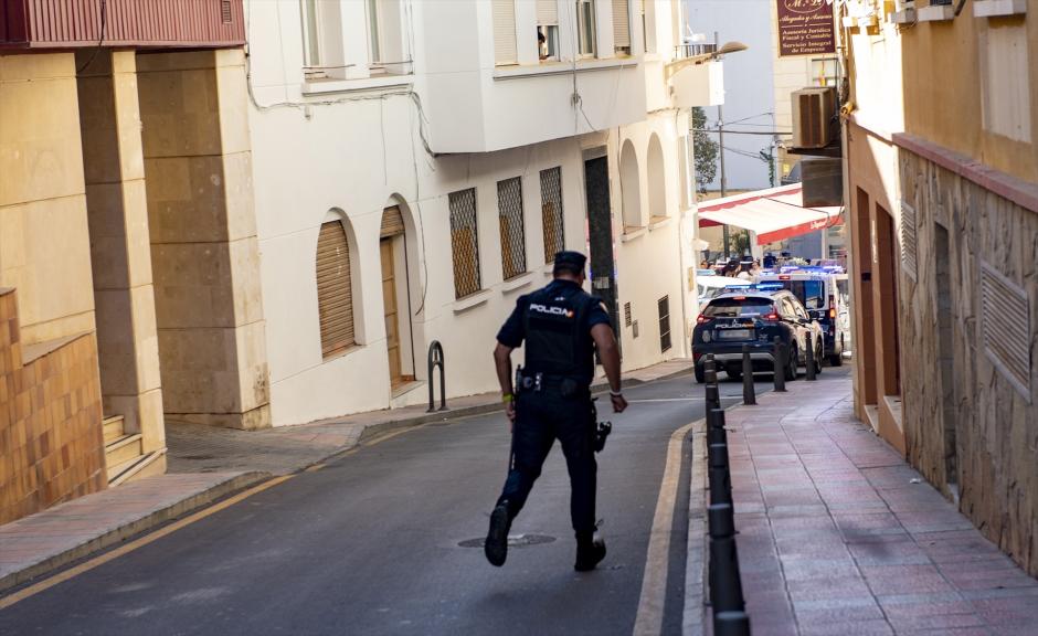 Un agente de Policía Nacional en las calles de Ceuta