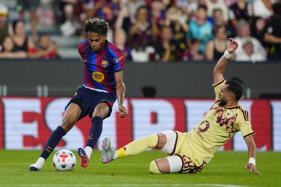 El delantero del Barcelona Lamine Yamal (i) juega un balón ante Karim Fouad, del Al Alhy