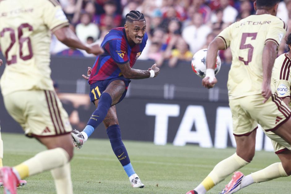 El delantero brasileño del Barcelona Raphinha dispara a puerta