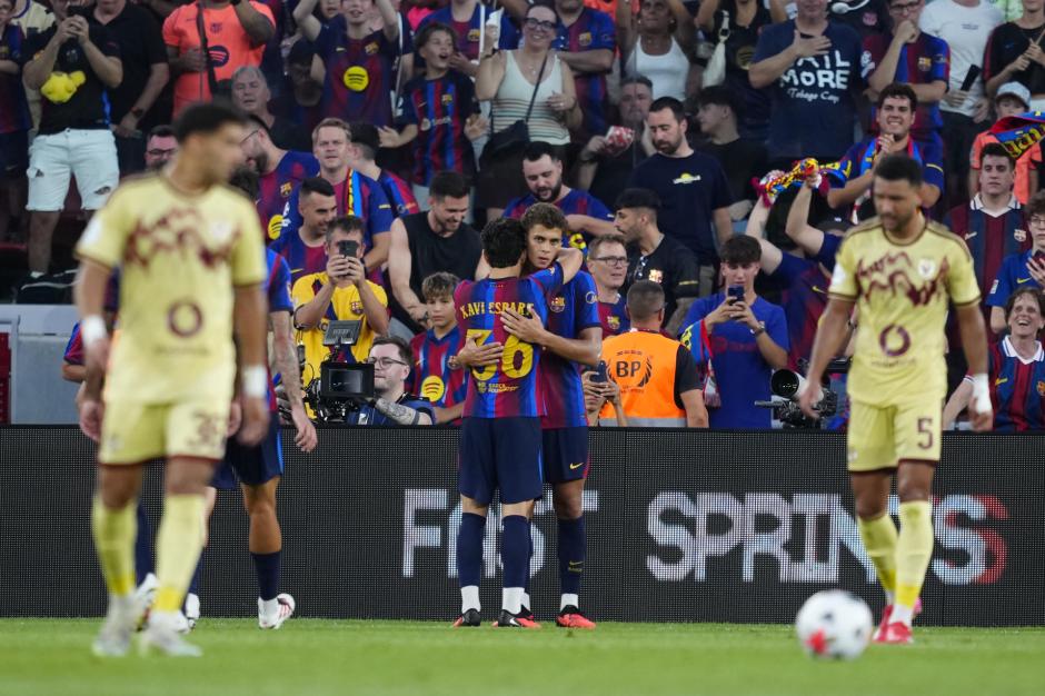El delantero del Barcelona Hamza Abdel Karim (c-d) celebra su gol con Xavi Espart