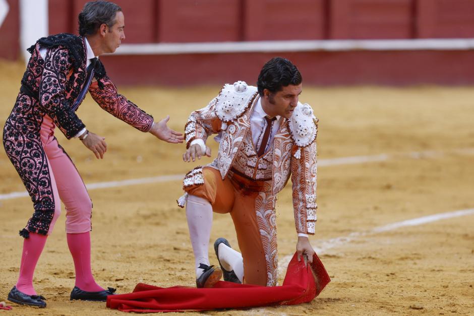 Pese a todo, el diestro ha podido continuar con la lidia
