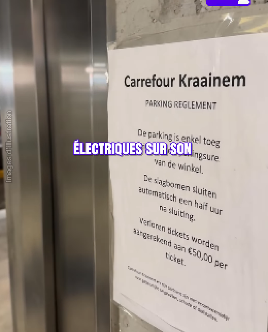 Uno de los carteles del centro comercial