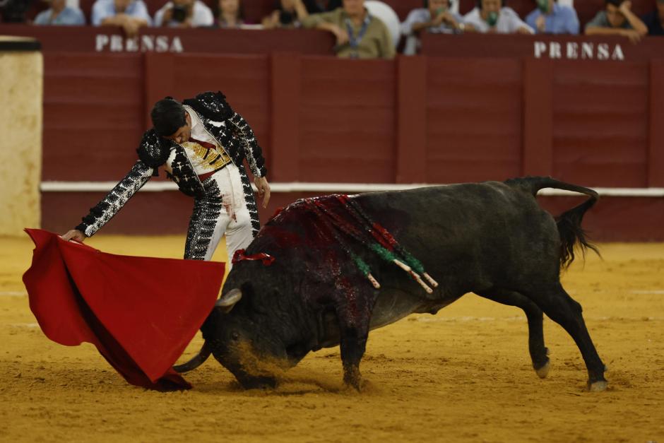 Emilio de Justo con el segundo de su lote, al que cortó las dos orejas