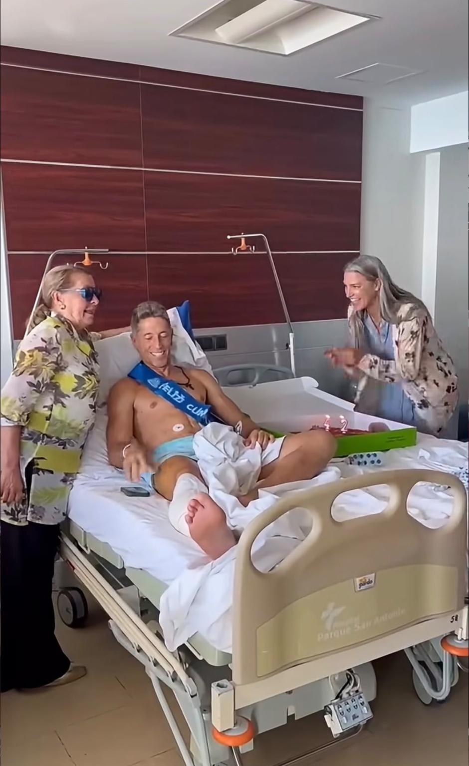 El torero Manuel Escribano junto a su madre y su pareja, en el hospital