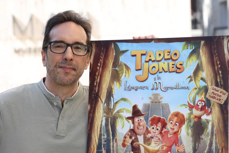 Enrique Gato posa con el cartel de su nueva película