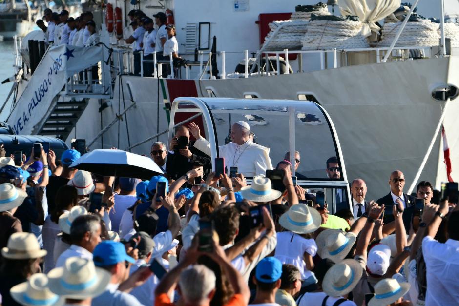 León XIV saluda a la multitud al llegar al puerto de Rímini