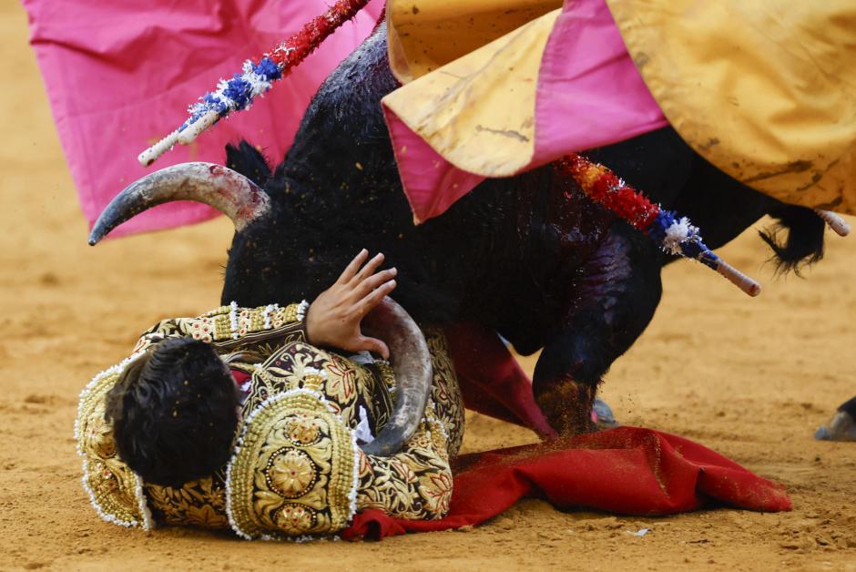 Morante de la Puebla sufrió esta cogida durante la lidia del cuarto de la tarde