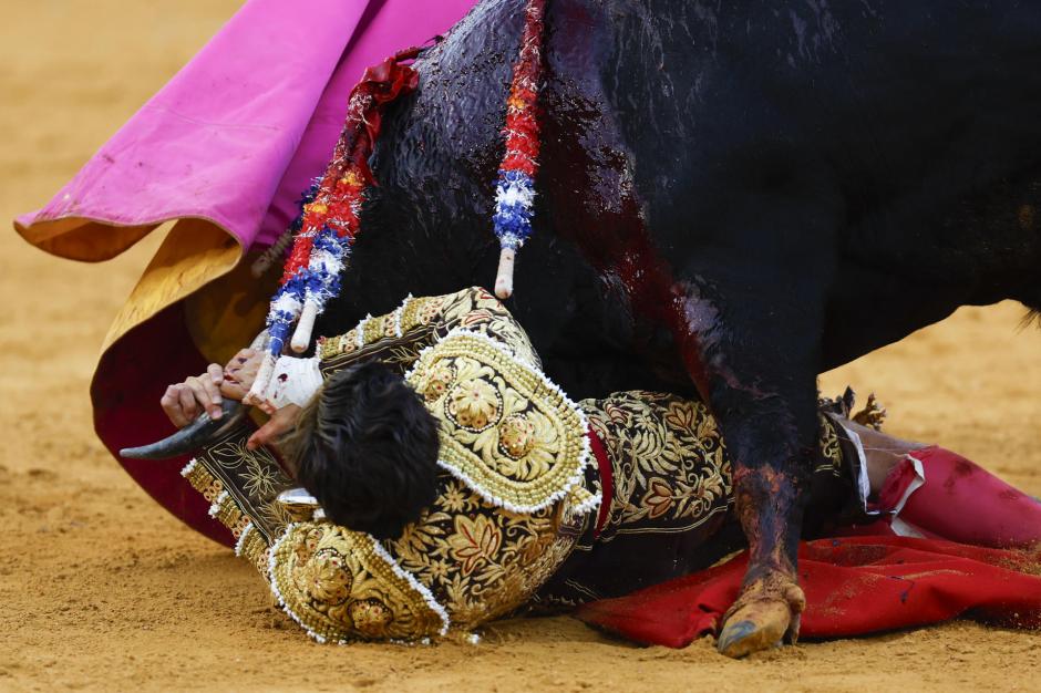 Morante agarra el cuerno del astado para evitar un mal mayor