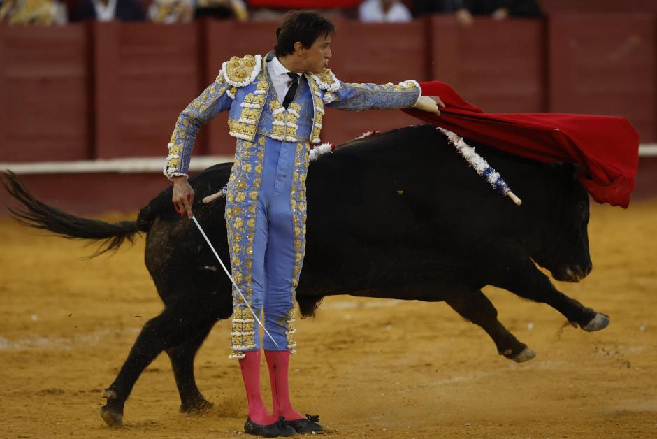 Roca Rey se pasa por la espalda al segundo de su lote