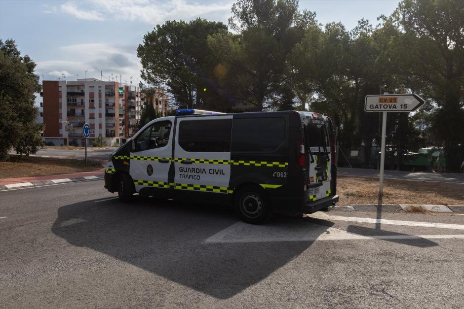 Imagen tomada este domingo de un furgón de la Guardia Civil en la entrada del camino a la Gatova