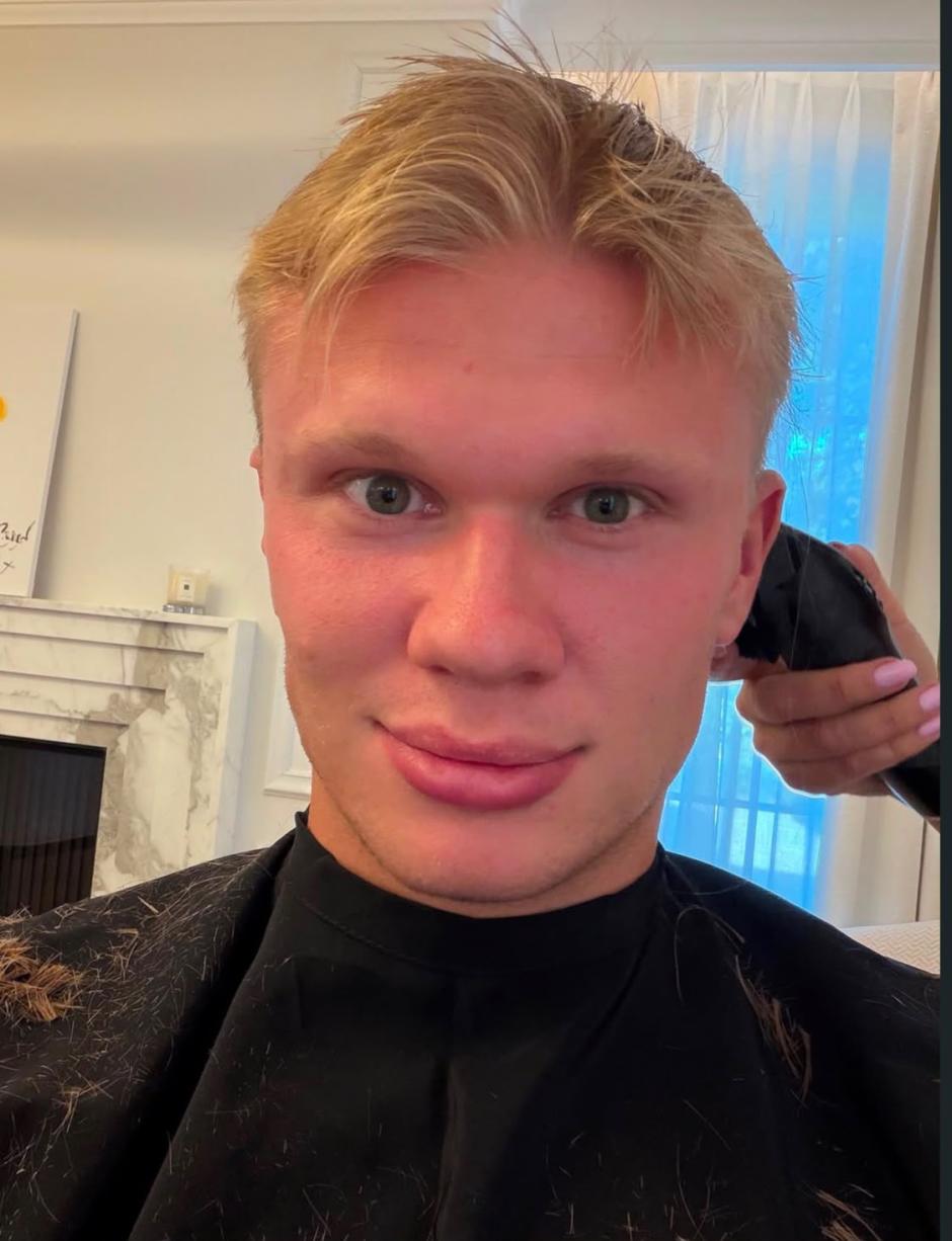 Haaland mientras le rapan el pelo