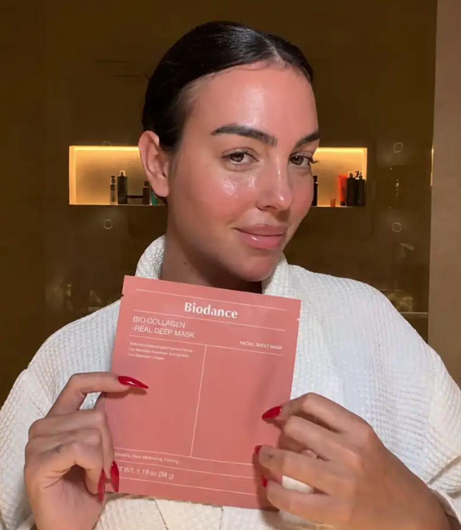 Georgina con su mascarilla coreana