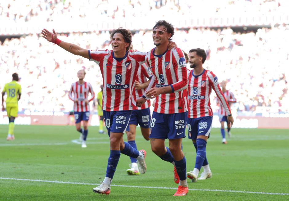 Pubill celebra su gol frente al Villarreal junto con Giuliano Simeone