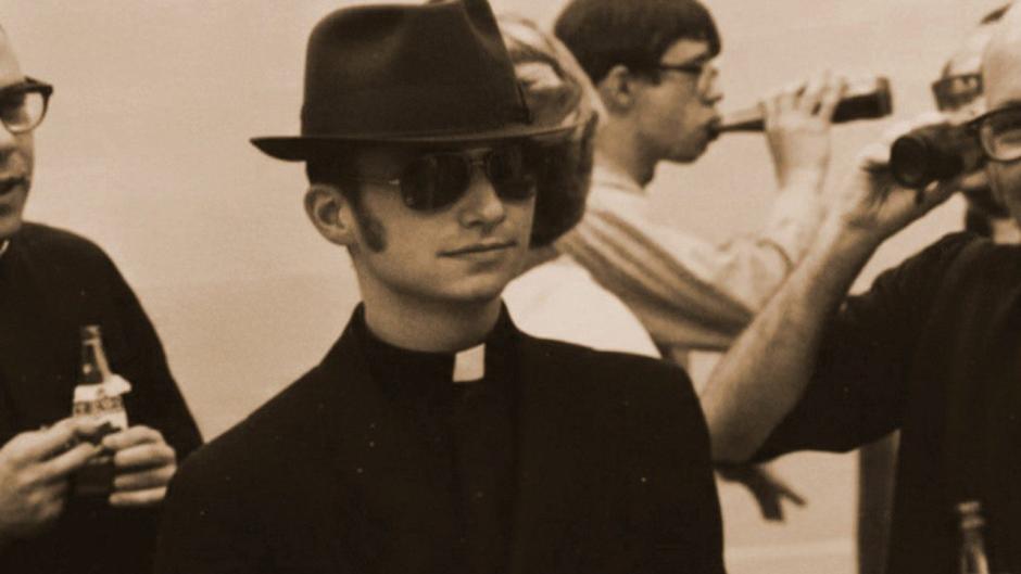 Un joven Robert Francis Prevost vestido como los 'Blue Brothers'