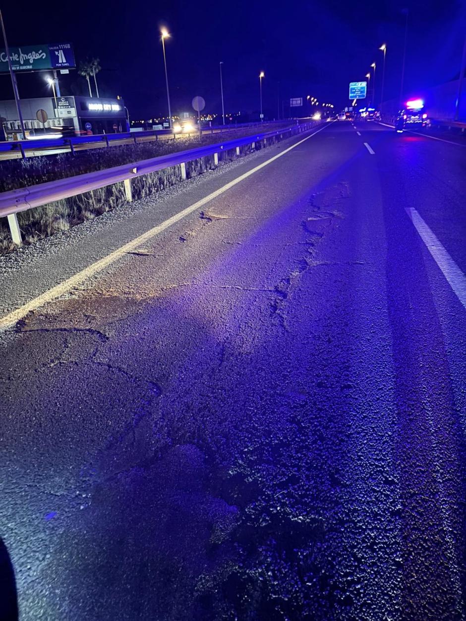 imagen de la autopista A-7 rota que originó el accidente de un motorista